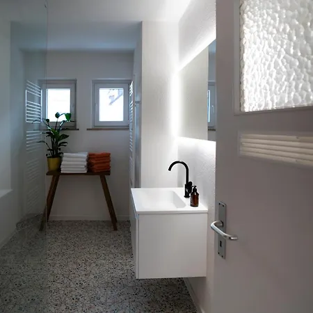 Apartment Seepferdchen - Zentral In Bahnhofsnaehe, Geraeumig, Kueche, Bad